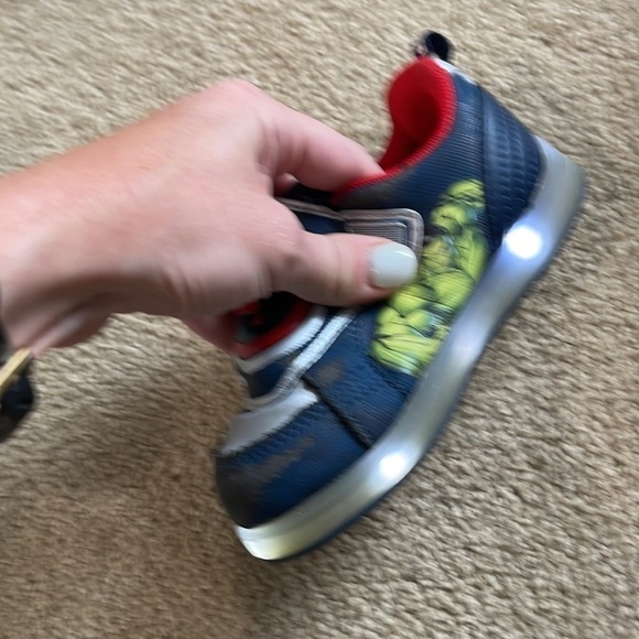 Boys Marvel Avengers Light Up Velcro Sneakers Size 8 - Picture 4 of 4